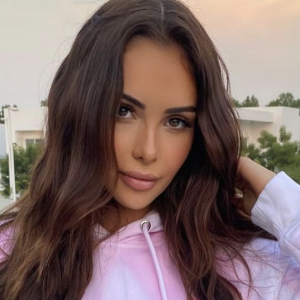 Nabilla, amoureuse de son mari Thomas Vergara et comblée par leur fils Milann.