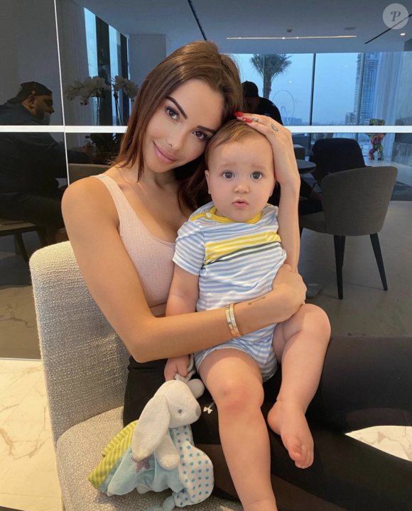 Nabilla, amoureuse de son mari Thomas Vergara et comblée par leur fils Milann.