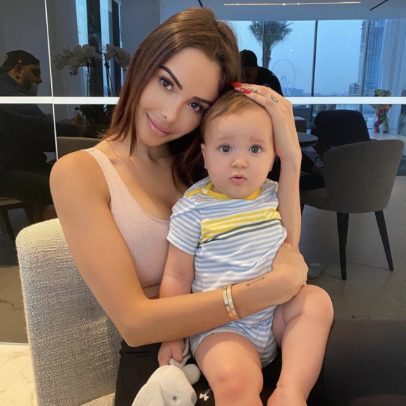 Nabilla, amoureuse de son mari Thomas Vergara et comblée par leur fils Milann.