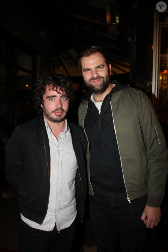 Éric Metzger et Quentin Margot - Les deux lauréats, P. Ducrozet et J. Zarca, se partagent le prix de Flore 2017 au Café de Flore à Paris, France, le 8 novembre 2017 . Ils sont respectivement distingués pour "L'invention des corps" (Actes Sud) et "Paname Underground" (Goutte d'Or). © Philippe Baldini/Bestimage 