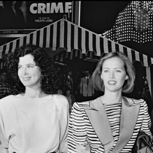Claude Brasseur, son épouse Michèle, Gabrielle Lazure et Alain Terzian à la première du film "La Crime" à Paris en 1983.
