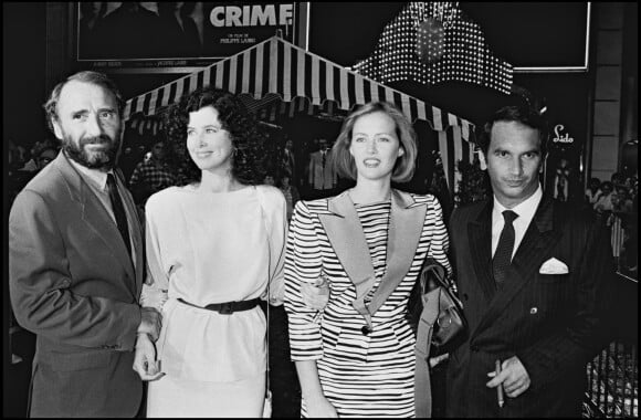 Claude Brasseur, son épouse Michèle, Gabrielle Lazure et Alain Terzian à la première du film "La Crime" à Paris en 1983.