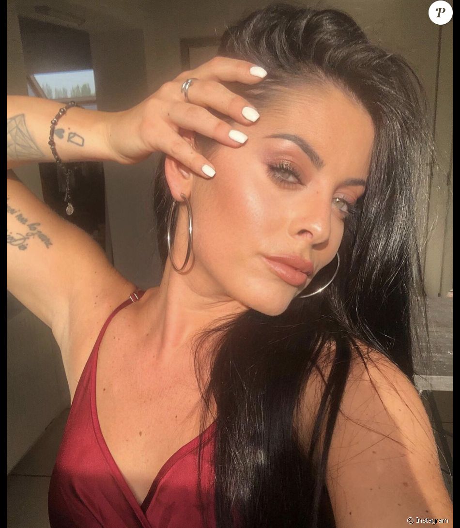 Molie Ile De La Tentation Molie, qui a participé à L'île de la tentation avec son amoureux de l'époque  Kevin Zampa, l'accuse aujourd'hui de violences conjugales. - Purepeople