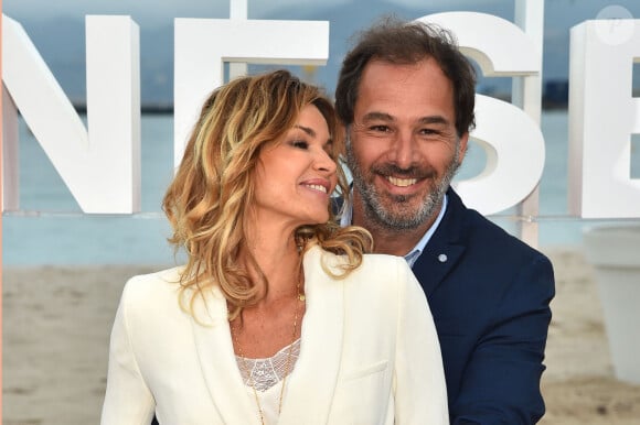 Ingrid Chauvin et son mari Thierry Peythieu - Photocall de la 1ère édition du festival Canneseries, à Cannes, sur la plage du Gray d'Albion, le 9 avril 2018. @Bruno Bebert / Bestimage