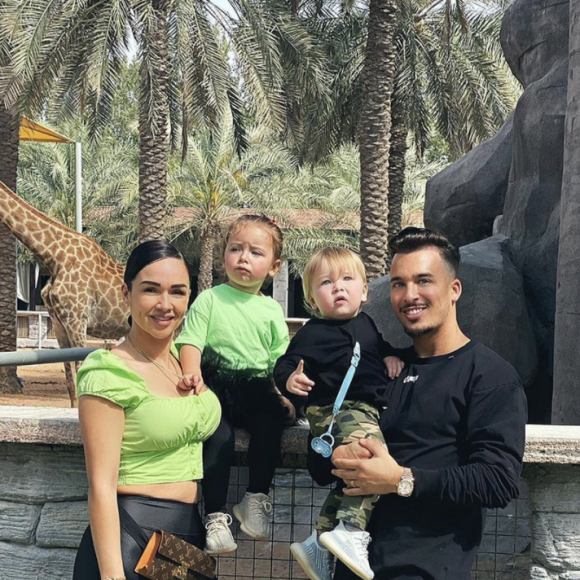 Jazz vit à Dubaï avec son mari Laurent et leurs enfants Chelsea et Cayden.