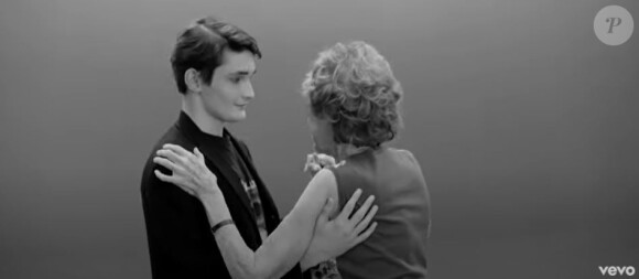 Aurélien Enthoven (fils de Carla Bruni-Sarkozy) et Marisa Borini (mère de Carla Bruni-Sarkozy) dans le clip "Un grand amour"