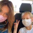 Carla Bruni pose avec sa fille Giulia sur Instagram, au printemps dernier.