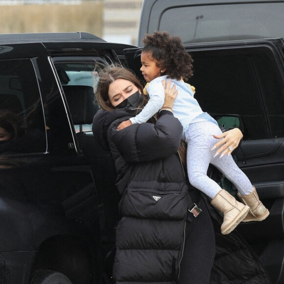 Exclusif - Khloé Kardashian (avec une grosse bague de fiançailles) et sa fille True s'amusent dans un parc à Boston, le 23 décembre 2020.