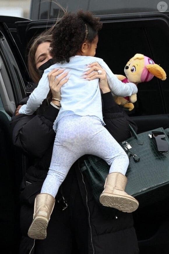 Exclusif - Khloé Kardashian (avec une grosse bague de fiançailles) et sa fille True s'amusent dans un parc à Boston, le 23 décembre 2020.
