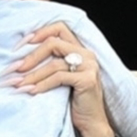 Exclusif - Khloé Kardashian (avec une grosse bague de fiançailles) et sa fille True s'amusent dans un parc à Boston, le 23 décembre 2020.