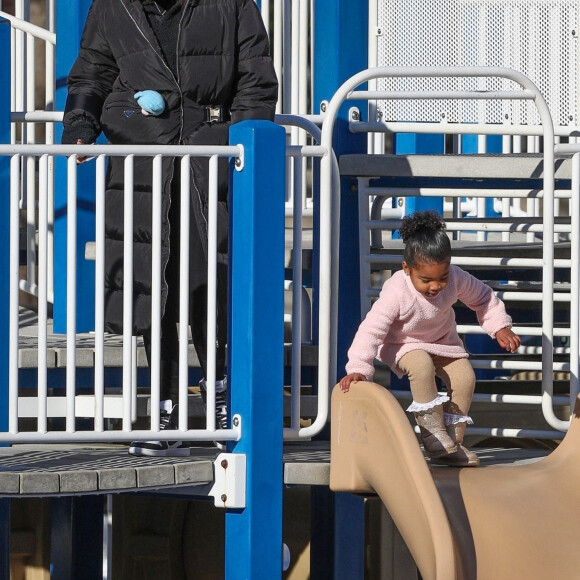 Exclusif - Khloé Kardashian (avec une grosse bague de fiançailles) et sa fille True s'amusent dans un parc à Boston, le 23 décembre 2020.