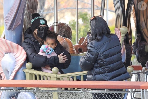 Exclusif - Khloé Kardashian (avec une grosse bague de fiançailles) et sa fille True s'amusent dans un parc à Boston, le 23 décembre 2020.