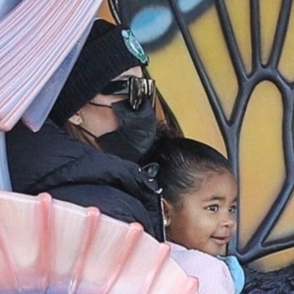Exclusif - Khloé Kardashian (avec une grosse bague de fiançailles) et sa fille True s'amusent dans un parc à Boston, le 23 décembre 2020.