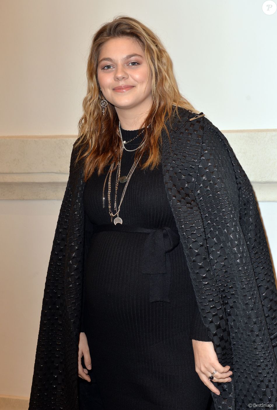 Louane Emera (enceinte) lors du photocall du dernier défilé de mode Haute-Couture printemps-été 2020 "Jean-Paul Gaultier" au théâtre du Châtelet à Paris, France, le 22 janvier 2020. © Veeren-Clovis/Bestimage