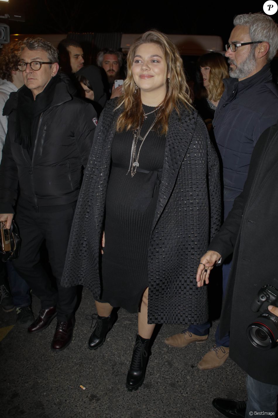 Louane Emera (enceinte) - Les célébrités arrivent au défilé de mode Haute-Couture printemps-été 2020 "Jean-Paul Gaultier" au théâtre du Châtelet à Paris le 22 janvier 2020. © Christophe Clovis- Veeren Ramsamy / Bestimage