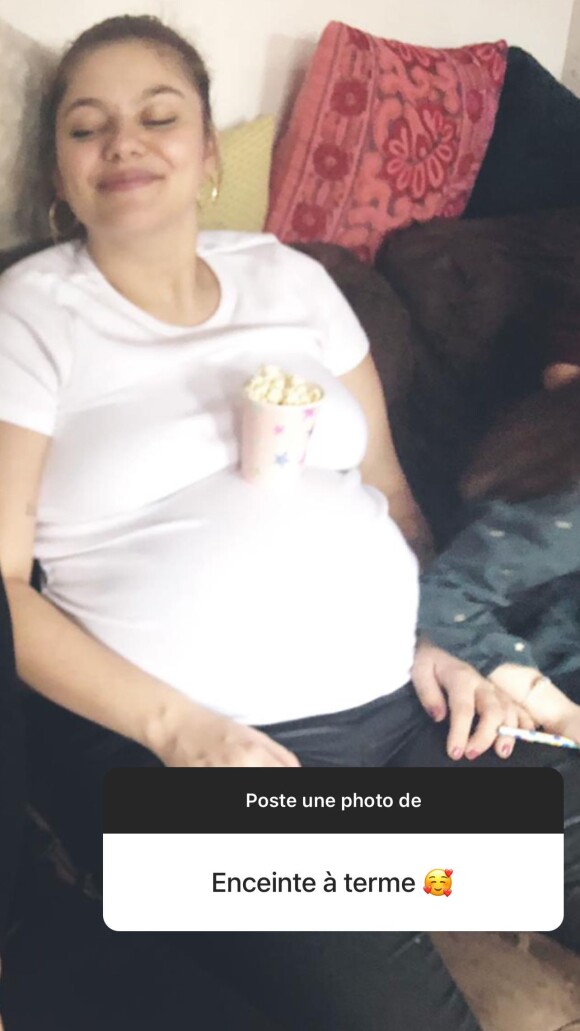 Louane a partagé une photo inédite de sa grossesse sur Instagram le 27 décembre 2020.