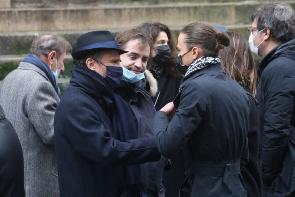 Alexandre Brasseur, ses enfants Louis et Jeanne - Sorties - Obsèques de l'acteur Claude Brasseur en l'église Saint-Roch à Paris le 29 décembre 2020.