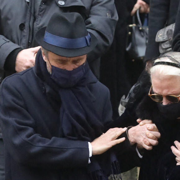 Alexandre Brasseur, sa mère Michèle Cambon - Sorties - Obsèques de l'acteur Claude Brasseur en l'église Saint-Roch à Paris le 29 décembre 2020.
