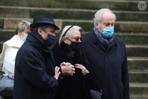 Alexandre Brasseur, sa mère Michèle Cambon, son frère, le sénateur Christian Cambon - Sorties - Obsèques de l'acteur Claude Brasseur en l'église Saint-Roch à Paris le 29 décembre 2020.