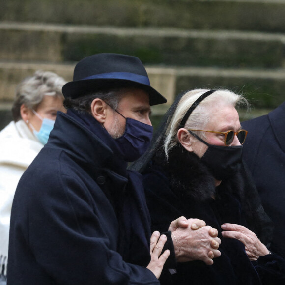 Alexandre Brasseur, sa mère Michèle Cambon, son frère, le sénateur Christian Cambon - Sorties - Obsèques de l'acteur Claude Brasseur en l'église Saint-Roch à Paris le 29 décembre 2020.