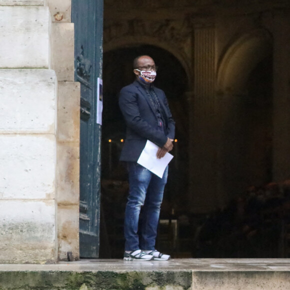 Arrivées - Alexandre Brasseur, Michèle Cambon, la femme de Claude Brasseur - Obsèques de l'acteur Claude Brasseur en l'église Saint-Roch à Paris le 29 décembre 2020.
