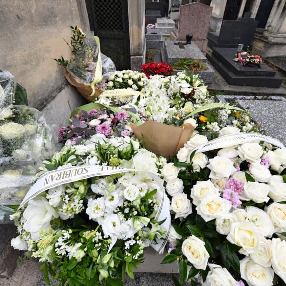 Illustration de la tombe de l'acteur Claude Brasseur au cimetière du Père Lachaise le jour de ses obsèques à Paris le 29 décembre 2020. 