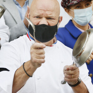 Le grand chef Bordelais et présentateur TV Philippe Etchebest organise un concert de casseroles devant son restaurant Bordelais "Le 4ème Mur" avec son équipe afin de soutenir l'ouverture des restaurants pendant la crise liée à l'épidémie de Coronavirus (COVID-19), le 2 Octobre 2020 à Bordeaux. 
