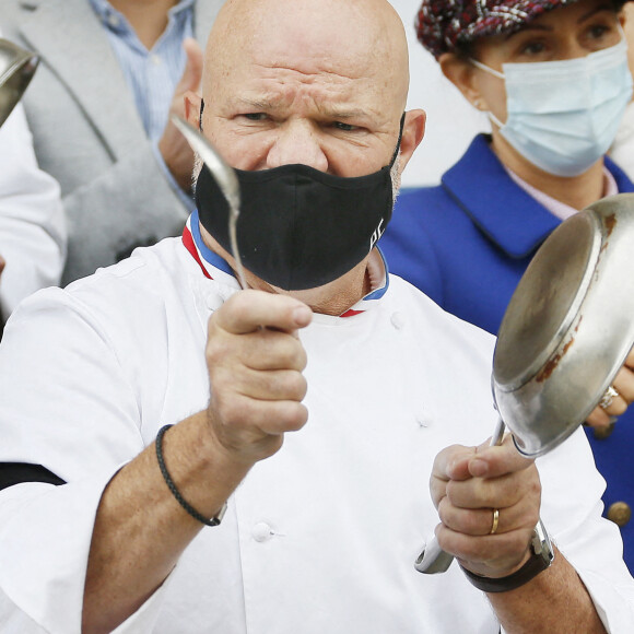 Le grand chef Bordelais et présentateur TV Philippe Etchebest organise un concert de casseroles devant son restaurant Bordelais "Le 4ème Mur" avec son équipe afin de soutenir l'ouverture des restaurants pendant la crise liée à l'épidémie de Coronavirus (COVID-19), le 2 Octobre 2020 à Bordeaux. 