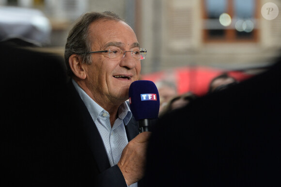 Jean-Pierre Pernaut lors du tournage de l'émission "Votre plus beau marché de France" à Montbrison le 14 juin 2019. © Frédéric Chambert / Panoramic / Bestimage