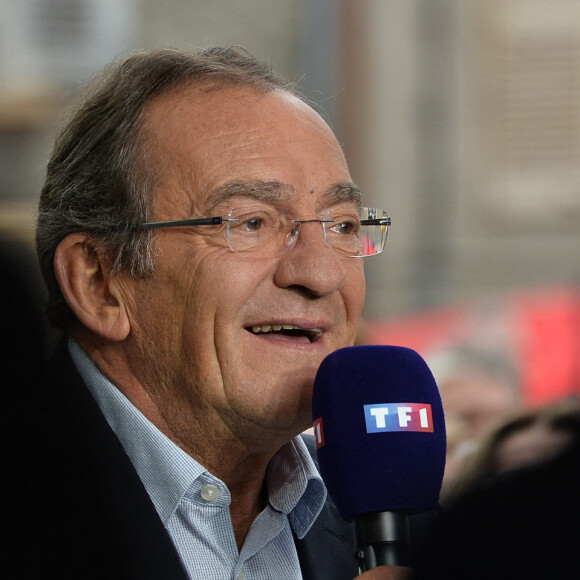 Jean-Pierre Pernaut lors du tournage de l'émission "Votre plus beau marché de France" à Montbrison le 14 juin 2019. © Frédéric Chambert / Panoramic / Bestimage