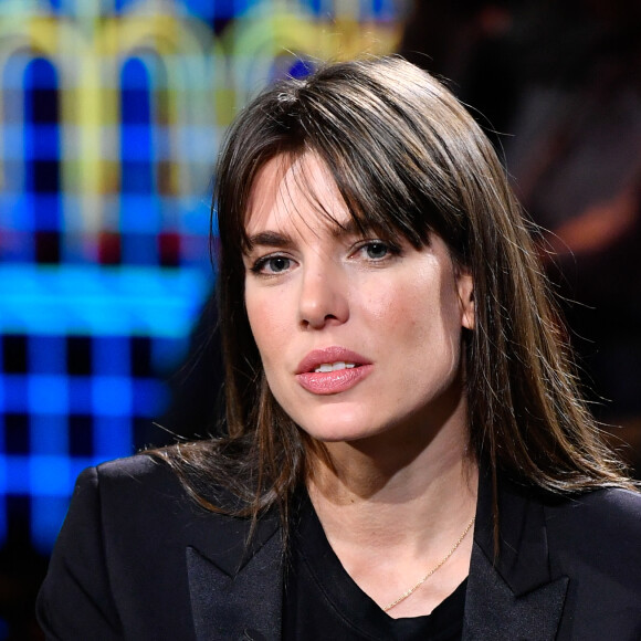 Charlotte Casiraghi - Charlotte Casiraghi sur le plateau de l'émission "Le parole della settimana" (Une élève, un professeur, une rencontre. Co-fondateur des " Rencontres philosophiques de Monaco ", la célèbre cavalière Charlotte Casiraghi et le philosophe Robert Maggiori ont choisi de mettre par écrit le fruit de leurs échanges, principalement autour du sensible et des frontières entre les émotions, dans " Archipel des passions ", aux éditions du Seuil. Un ouvrage écrit à quatre mains.) à Milan en Italie le 5 octobre 2019. Au cours de cette émission, elle évoque la perte d'un être cher, son père Stefano Casiraghi. Cette perte dit-elle "qui condense toutes les passions et qui donne force et courage, mon père qui était "quelqu'un de très courageux".