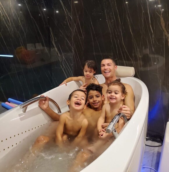 Cristiano Ronaldo au bain avec ses quatre enfants, Cristiano Jr, les jumeaux Eva et Mateo et Alana Martina. Le 24 février 2020.