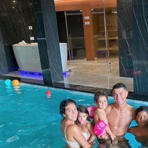 Cristiano Ronaldo, sa fiancée Georgina Rodriguez et leurs quatre enfants. Juillet 2020.