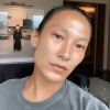 Le créateur Alexander Wang prend la pose sur Instagram.