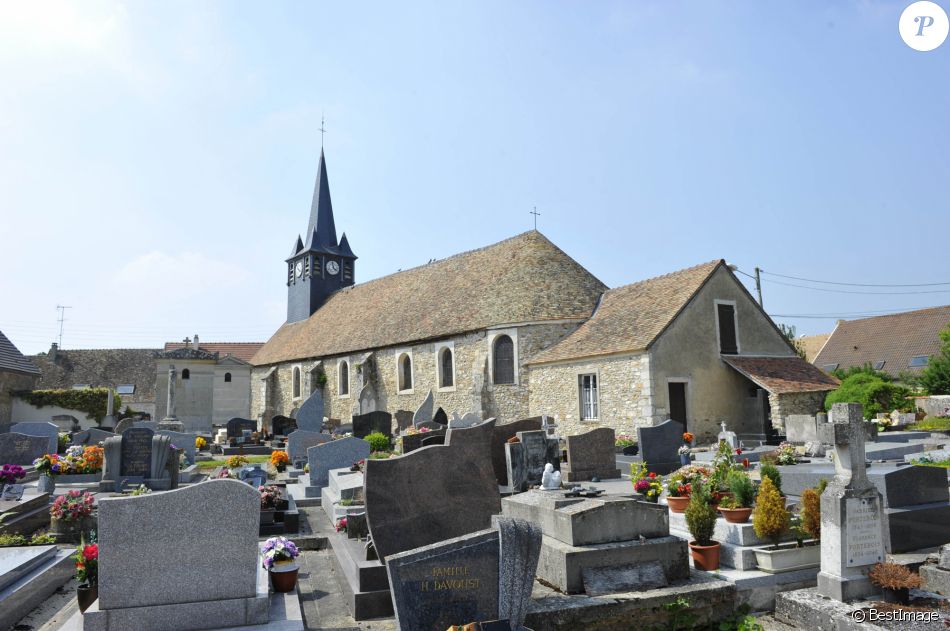 Le cimetière de Boissy-sans-Avoir dans les Yvelines, où repose l&#039;actrice Romy Schneider. 2012