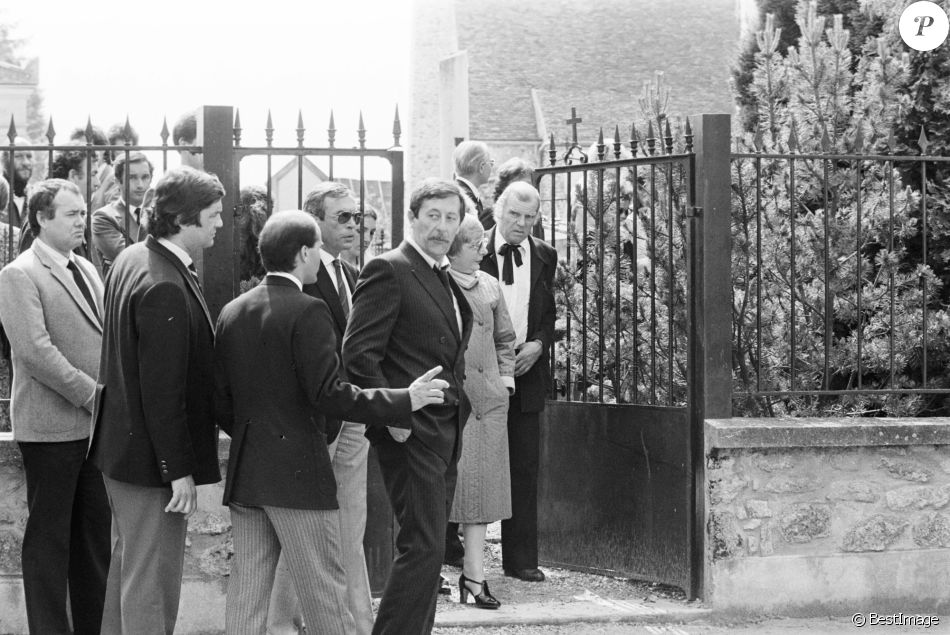 En France, à Boissy-sans-Avoir dans les Yvelines, Jean Rochefort lors des obsèques de Romy Schneider. Le 2 juin 1982