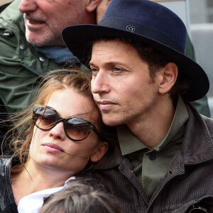 Raphaël et sa compagne Mélanie Thierry - Célébrités dans les tribunes des internationaux de France de tennis de Roland Garros à Paris, France. © Cyril Moreau/Bestimage