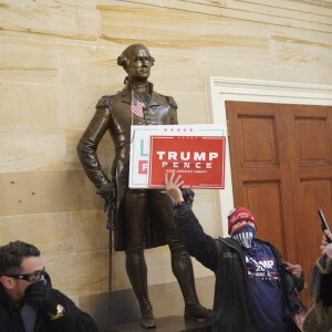 Des manifestants d'extrême droite partisans de Donald Trump tentent un coup d'État en envahissant le Capitole, le 6 janvier 2021, lors de l'officialisation de la victoire du président élu démocrate Joe Biden.  @Chris Kleponis/SPUS/ABACAPRESS.COM