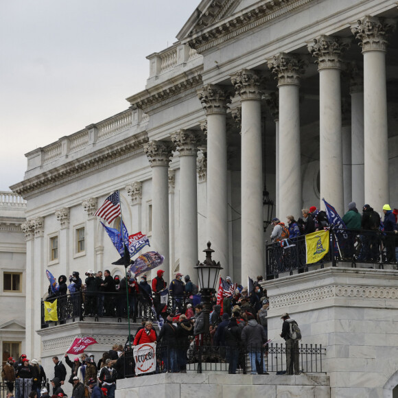 Des manifestants d'extrême droite partisans de Donald Trump tentent un coup d'État en envahissant le Capitole, le 6 janvier 2021, lors de l'officialisation de la victoire du président élu démocrate Joe Biden.  @Chris Kleponis/SPUS/ABACAPRESS.COM