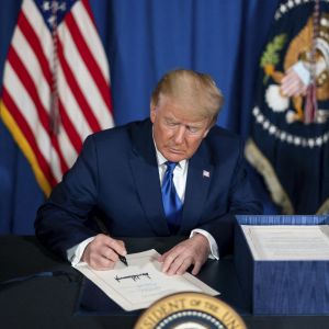 Le président américain Donald Trump, signe la loi de crédits consolidée 2021 dans le salon de thé de Mar-a-Lago à Palm Beach, en Floride.