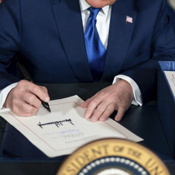 Le président américain Donald Trump, signe la loi de crédits consolidée 2021 dans le salon de thé de Mar-a-Lago à Palm Beach, en Floride.