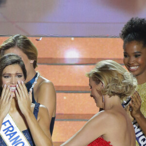 Iris Mittenaere, Miss Nord-Pas-de-Calais élue Miss France 2016 lors du concours organisé à Lille, le 19 décembre 2015.