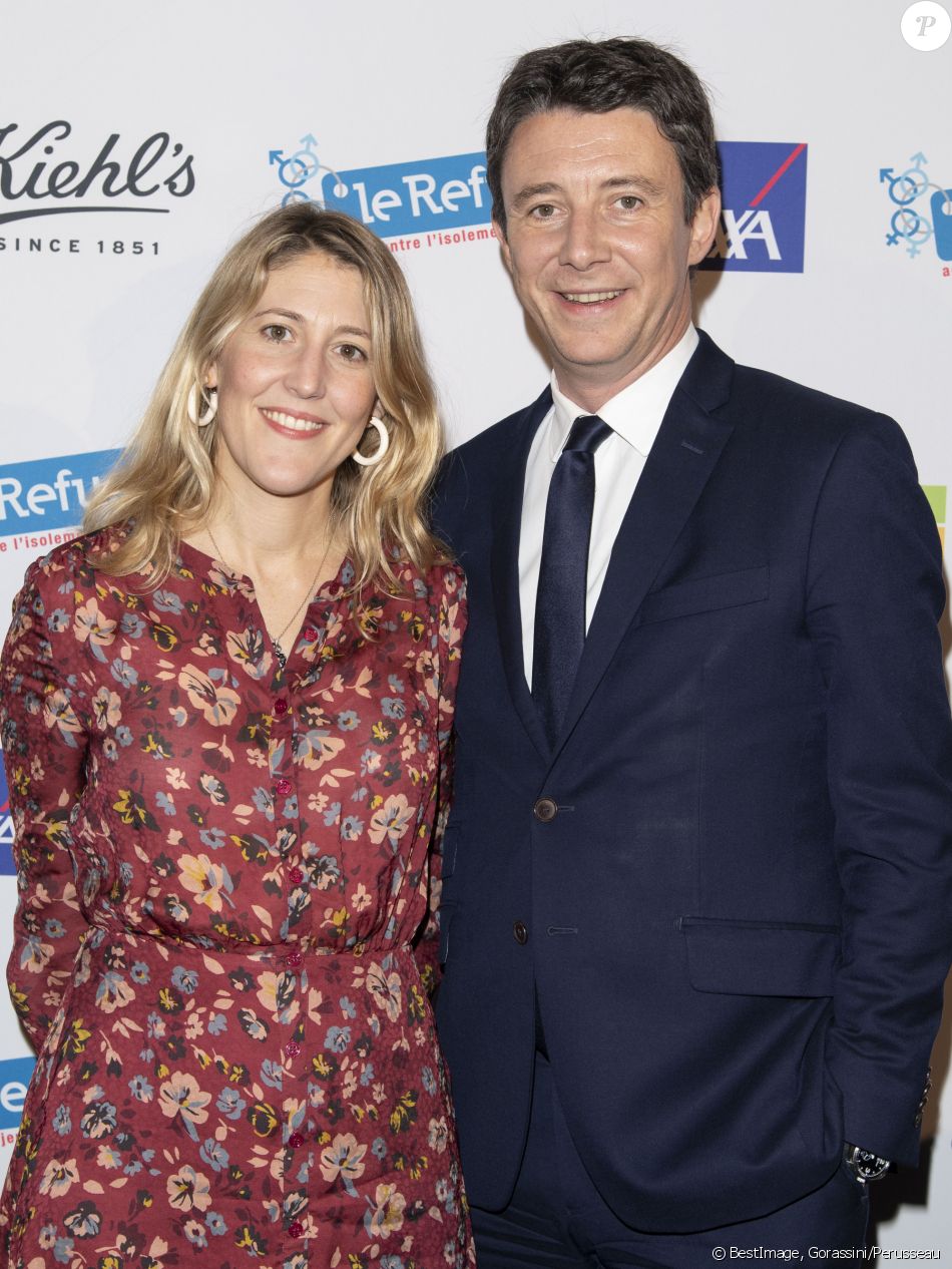 Exclusif - Benjamin Griveaux avec sa femmme Julia Minkowski - 2ème soirée de Gala au profit de l'association nationale "Le Refuge" et de ses actions de soutien aux jeunes LGBT+ victimes d'homophobie ou de transphobie, au théâtre des Folies Bergère à Paris, le 18 novembre 2019. Depuis 2003, Le Refuge accueille de jeunes garçons et filles de 18 à 25 ans en situation d'isolement du fait de leur orientation sexuelle ou de genre. Le Refuge propose l'hébergement temporaire, l'accompagnement social et psychologique, l'écoute et la médiation familiale, ainsi que des interventions en milieu scolaire. Le Refuge est présent aujourd'hui dans 20 villes en France avc des délégations régionales et départementales. Plus de 150 jeunes sont mis à l'abri chaque soir sur tout le territoire. La somme récoltée pour "Le Refuge" est de 272.450€. © Gorassini/Perusseau/Bestimage