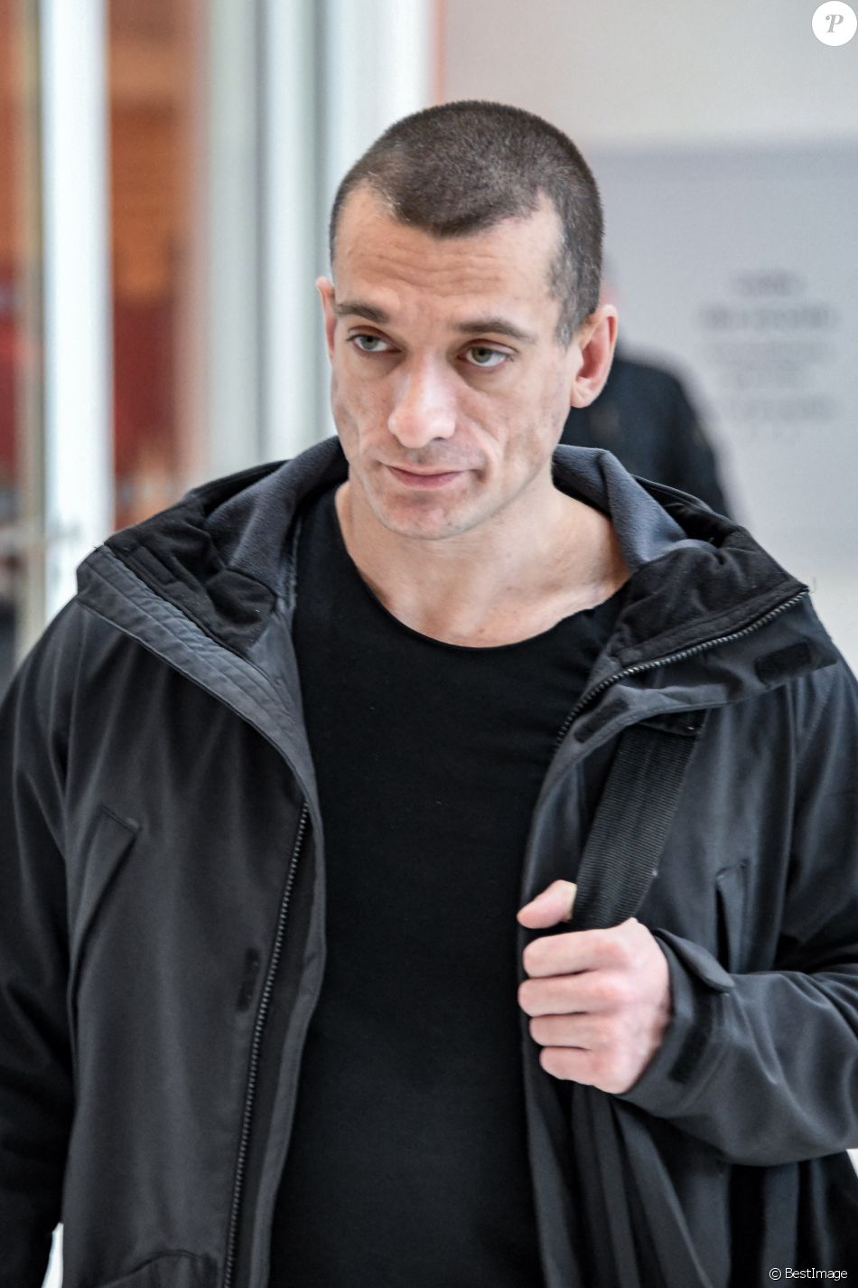 Piotr Pavlenski sort du tribunal de Paris mis en examen pour violences aggravées à la suite d'une rixe au couteau lors d'une soirée de réveillon. Paris, le 3 mars 2020.