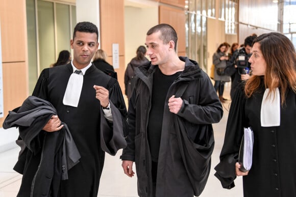 Piotr Pavlenski sort du tribunal de Paris mis en examen pour violences aggravées à la suite d'une rixe au couteau lors d'une soirée de réveillon. Paris, le 3 mars 2020.
