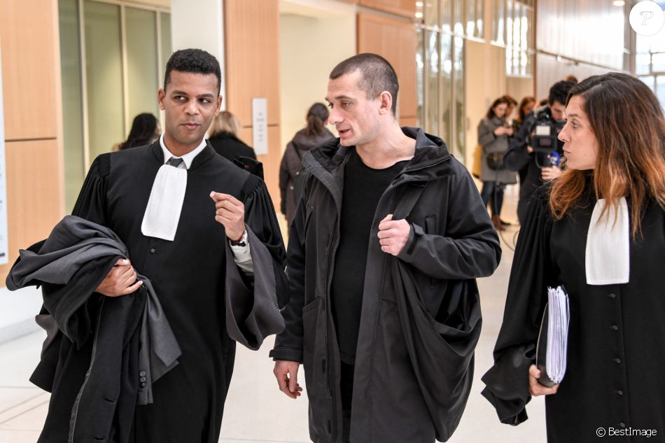 Piotr Pavlenski sort du tribunal de Paris mis en examen pour violences aggravées à la suite d'une rixe au couteau lors d'une soirée de réveillon. Paris, le 3 mars 2020.