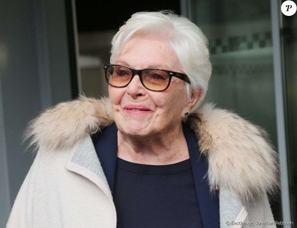 Exclusif - Line Renaud à la sortie des studios de RTL à Paris le 28 novembre 2019. © Jonathan Rebboah / Panoramic / Bestimage