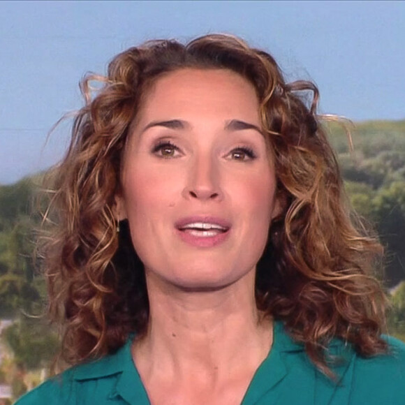 Premier journal de 13h présenté par Marie-Sophie Lacarrau et diffusé sur TF1 en direct.