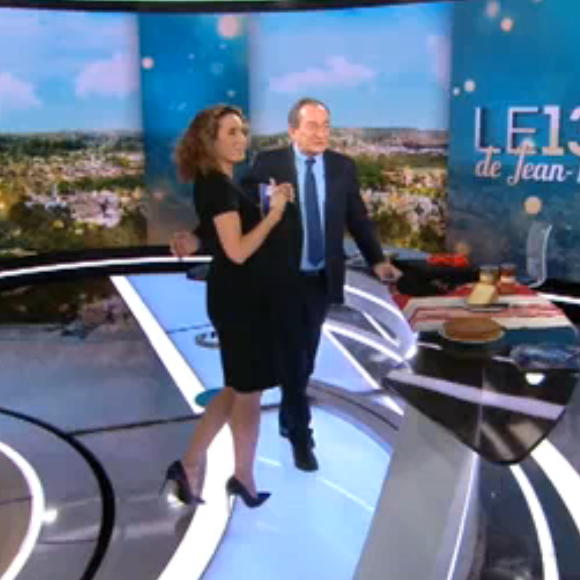 Marie-Sophie Lacarrau rejoint Jean-Pierre Pernaut sur le plateau lors de son dernier JT de 13h. Le 18 décembre 2020.