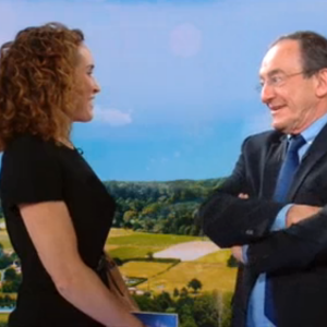 Marie-Sophie Lacarrau rejoint Jean-Pierre Pernaut sur le plateau lors de son dernier JT de 13h. Le 18 décembre 2020.
